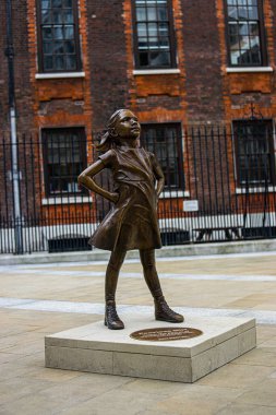 Londra 'da St Pauls Katedrali' nin yanındaki Korkusuz Kız Heykeli 'nin fotoğrafı