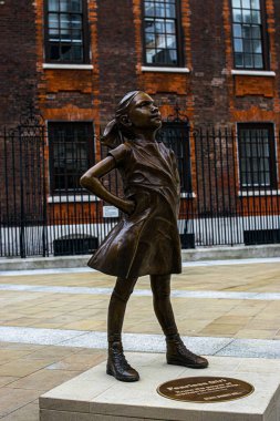 Londra 'da St Pauls Katedrali' nin yanındaki Korkusuz Kız Heykeli 'nin fotoğrafı