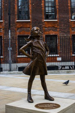 Londra 'da St Pauls Katedrali' nin yanındaki Korkusuz Kız Heykeli 'nin fotoğrafı