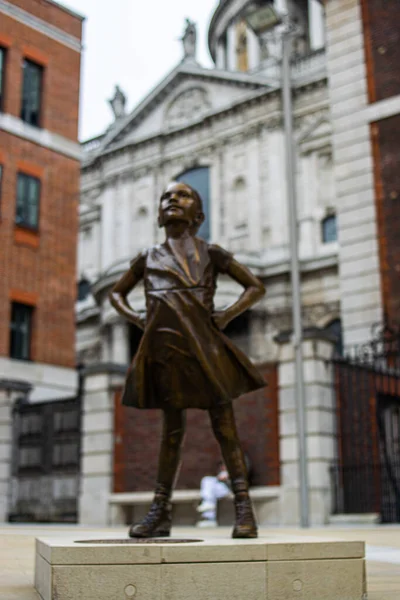 Foto Estátua Menina Destemida Londres Lado Catedral São Paulo — Fotografia de Stock