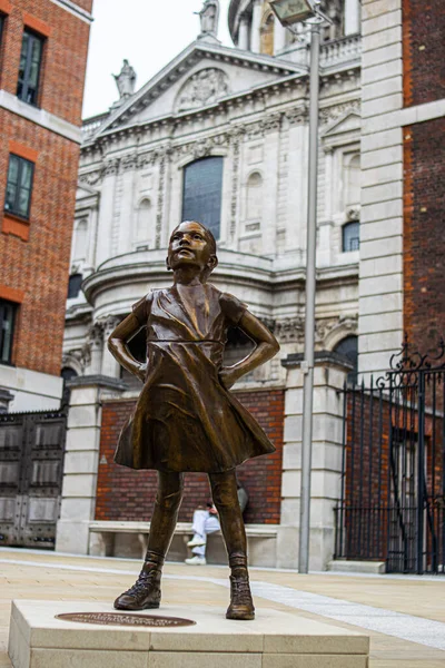 Foto Estátua Menina Destemida Londres Lado Catedral São Paulo — Fotografia de Stock