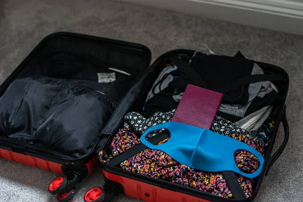 Photo Suitcase Open Summer Clothes Passport Reusable Face Mask Ready — Stock Photo, Image