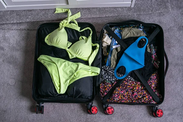 Foto Eines Offenen Koffers Mit Sommerkleidung Reisepass Und Wiederverwendbarer Gesichtsmaske — Stockfoto