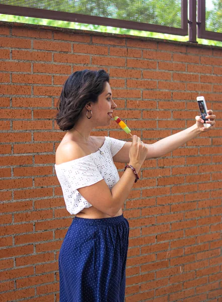 Photo Une Jeune Séduisante Femme Mangeant Une Glace Prenant Selfie — Photo