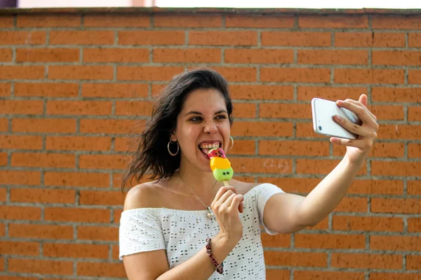 Foto Una Mujer Joven Atractiva Comiendo Helado Tomando Una Selfie — Foto de Stock