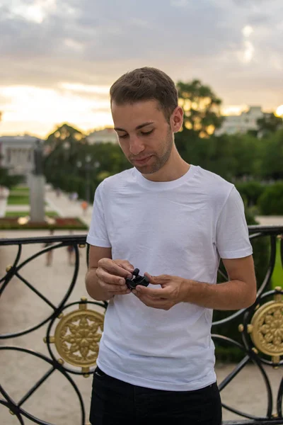 Foto Eines Jungen Attraktiven Mannes Mit Kopfhörern Der Park Musik — Stockfoto