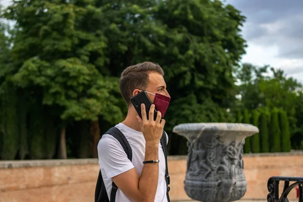 Foto Eines Jungen Attraktiven Mannes Der Telefon Spricht Und Ein — Stockfoto