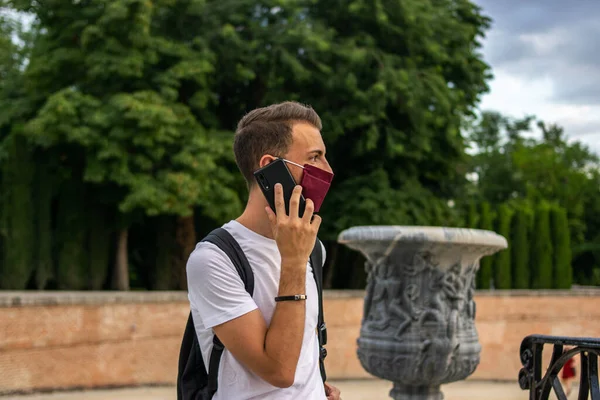 Photo Jeune Homme Séduisant Parlant Téléphone Portant Shirt Blanc — Photo