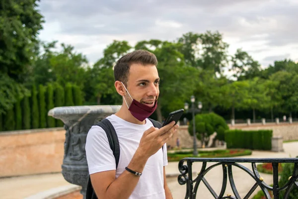 Photo Jeune Homme Séduisant Avec Shirt Blanc Envoyant Son Travers — Photo