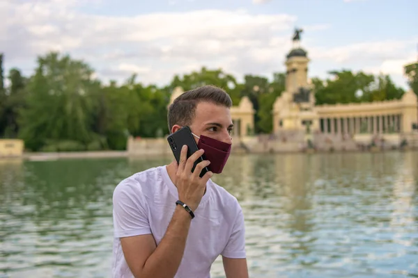 Foto Eines Jungen Attraktiven Mannes Der Telefon Spricht Und Ein — Stockfoto