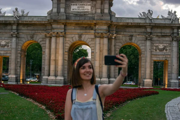 西班牙马德里 2020年7月13日 日落时分在马德里Alcala门旁边一位漂亮女孩的照片 — 图库照片