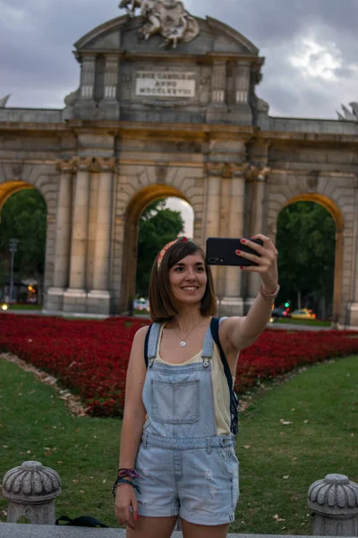 Madrid España Julio 2020 Foto Una Chica Atractiva Junto Puerta —  Fotos de Stock