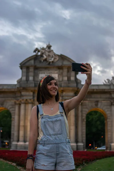 西班牙马德里 2020年7月13日 日落时分在马德里Alcala门旁边一位漂亮女孩的照片 — 图库照片