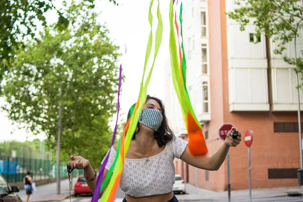 Фото Молодой Привлекательной Женщины Одетой Маску Многоразового Использования Играющей Жонглирование — стоковое фото