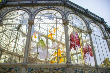 Madrid, İspanya / 7 Ağustos 2020: Genç ve çekici bir kadının Madrid 'deki Kristal Saray' da bir çiçek sergisini ziyaret ederken çekilmiş fotoğrafı