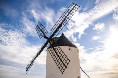 Güneşli bir yaz gününde İspanya 'nın Consuegra kentindeki bazı güzel ve tarihi yel değirmenlerinin fotoğrafı.. 