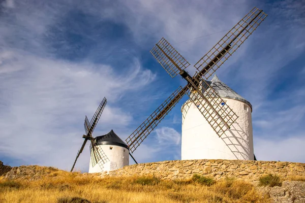 Güneşli bir yaz gününde İspanya 'nın Consuegra kentindeki bazı güzel ve tarihi yel değirmenlerinin fotoğrafı.. 