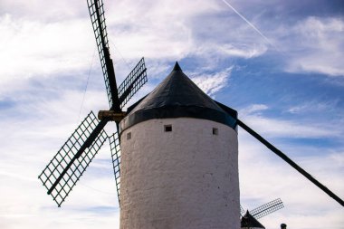 Güneşli bir yaz gününde İspanya 'nın Consuegra kentindeki bazı güzel ve tarihi yel değirmenlerinin fotoğrafı.. 
