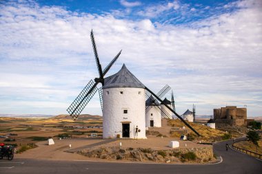 Güneşli bir yaz gününde İspanya 'nın Consuegra kentindeki bazı güzel ve tarihi yel değirmenlerinin fotoğrafı.. 