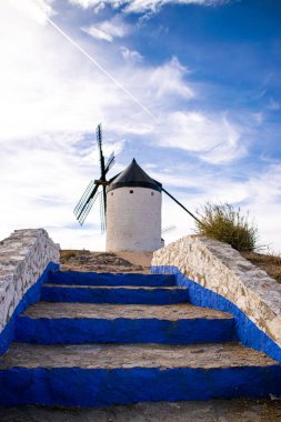 Güneşli bir yaz gününde İspanya 'nın Consuegra kentindeki bazı güzel ve tarihi yel değirmenlerinin fotoğrafı.. 