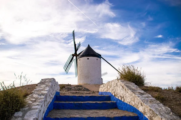 Güneşli bir yaz gününde İspanya 'nın Consuegra kentindeki bazı güzel ve tarihi yel değirmenlerinin fotoğrafı.. 