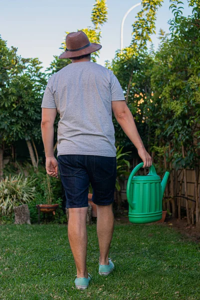 Foto Hombre Joven Atractivo Caminando Para Regar Las Plantas Jardín —  Fotos de Stock