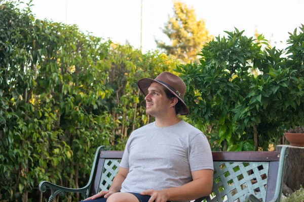 Retrato Joven Atractivo Hombre Con Barba Con Sombrero Marrón Sentado —  Fotos de Stock