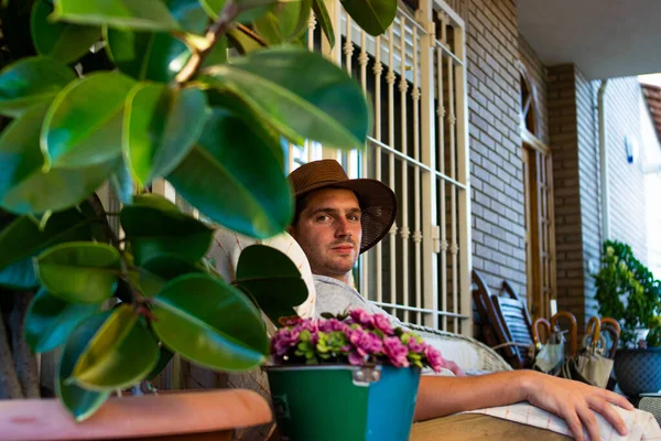 Photo Young Attractive Traveller Sitting Sofa Rural House Holidays Wearing Stock Picture