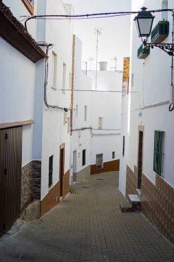 Conil de la Frontera / İspanya-07,15,2020: Conil de la frontera 'daki Endülüs şehir sokağı