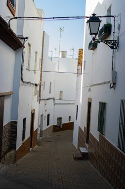 Conil de la Frontera / İspanya-07,15,2020: Conil de la frontera 'daki Endülüs şehir sokağı