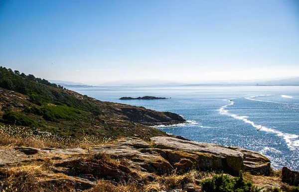 Foto Alcune Rocce Faro Galizia Spagna Durante Vacanze Estive Oceano — Foto Stock