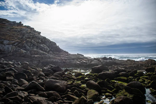 Foto Alcune Rocce Faro Galizia Spagna Durante Vacanze Estive Oceano — Foto Stock