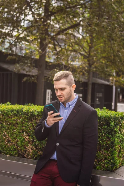 Photo Jeune Homme Affaires Attrayant Portant Des Vêtements Décontractés Intelligents — Photo