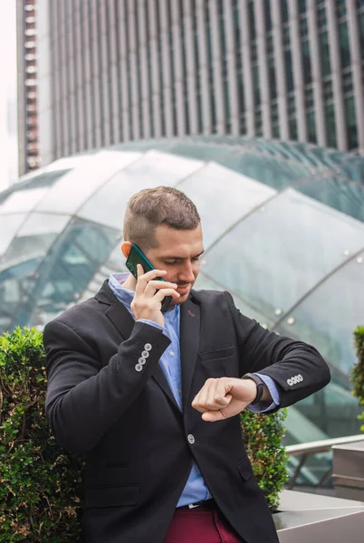 Фото Молодого Привлекательного Бизнесмена Разговаривающего Телефону Проверяющего Часы Носить Умную Стоковая Картинка
