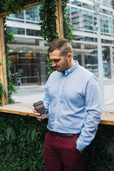 Photo Young Attractive Business Man Wearing Smart Casual Clothes Enjoying Royalty Free Stock Images