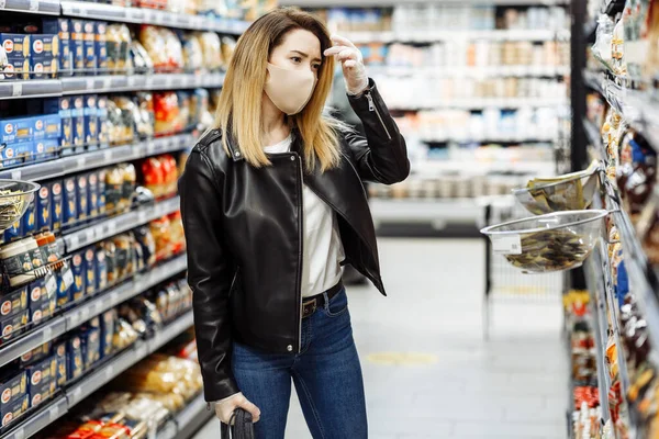 Nakupování Během Pandemie Coronavirus Covid Mladá Žena Kupuje Jídlo Supermarketu — Stock fotografie