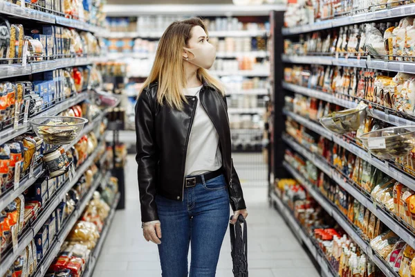 Comprador Com Saco Cordas Usando Uma Máscara Protetora Luvas Compras — Fotografia de Stock