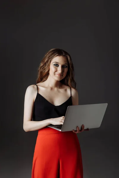 Zakenvrouw Gebruikt Laptop Lady Glimlacht Naar Camera Geïsoleerd Grijze Achtergrond — Stockfoto
