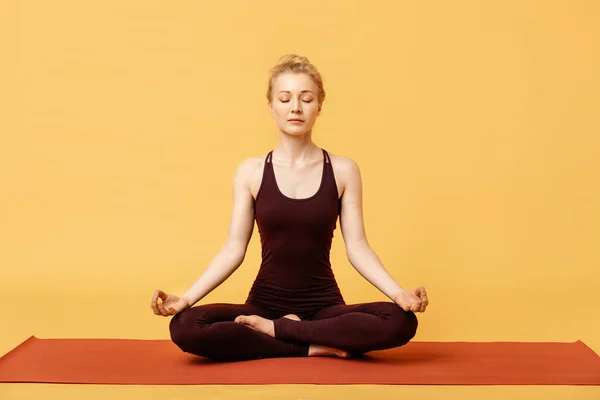 Mulher Loira Jovem Meditando Fazendo Ioga Postura Lótus Padmasana Asana — Fotografia de Stock