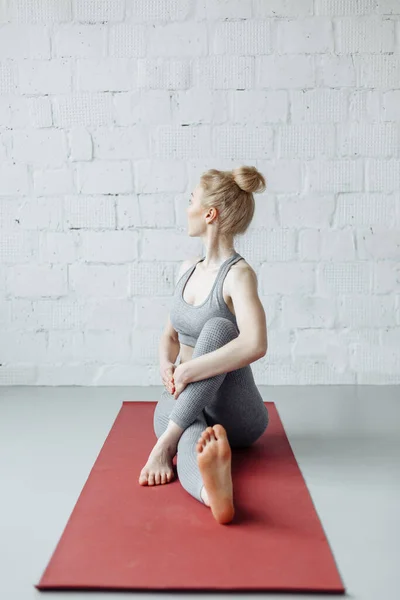 Jovem Loira Praticando Ioga Sentada Exercício Ardha Matsyendrasana Meio Senhor — Fotografia de Stock