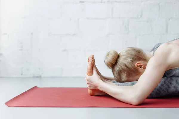Femme Position Yoga Triang Mukhaikapada Pashchimottanasana Jeune Femme Séduisante Pratiquant — Photo