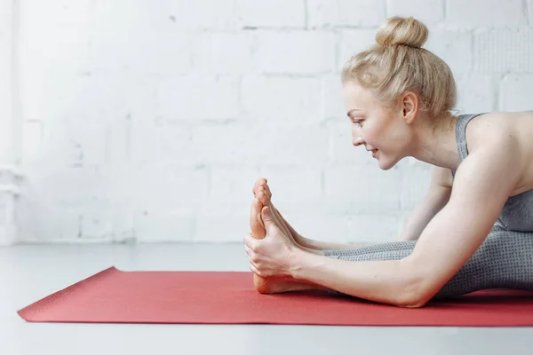 Kvinna Triang Mukhaikapada Pashchimottanasana Yoga Position Ung Attraktiv Kvinna Utövar — Stockfoto