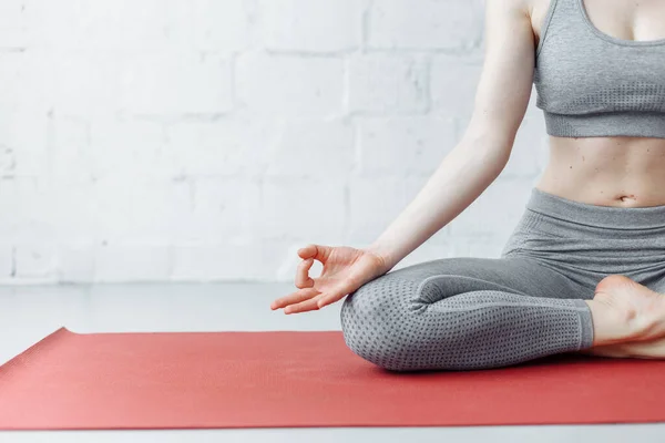 Vacker Ung Kvinna Tränar Loft Interiör Gör Yoga Motion Rosa — Stockfoto