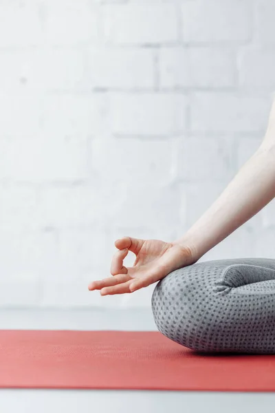 Kvinna Praktiserar Yoga Hemma Jnana Mudra Närbild Hona Förbinder Tumme — Stockfoto