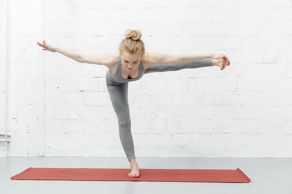 Ung Attraktiv Kvinna Utövar Yoga Stretching Armbåge Bridge Motion Urdhva — Stockfoto