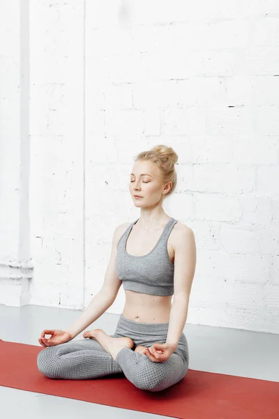 Ung Kvinna Gör Yoga Yoga Studion — Stockfoto