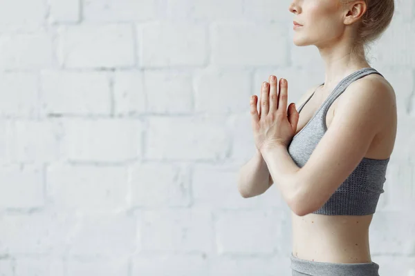 Attraktiv Ung Kvinna Arbetar Loft Interiör Gör Yoga Motion Sitter — Stockfoto