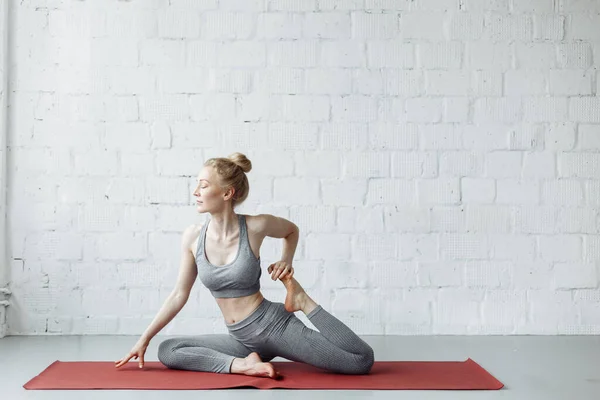 Sportig Vacker Ung Kvinna Utövar Yoga Gör Vamadevasana Pose Dedicerad — Stockfoto
