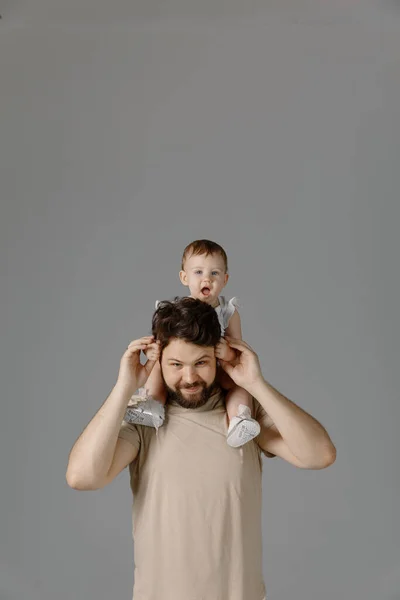 Father Daughter Relations Smiling Studio Isolated Gray Background Young Girl — Stock Photo, Image