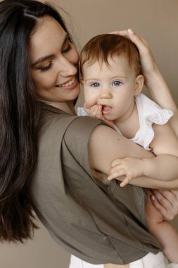 Parlak bir anne-kız kucaklaşması.